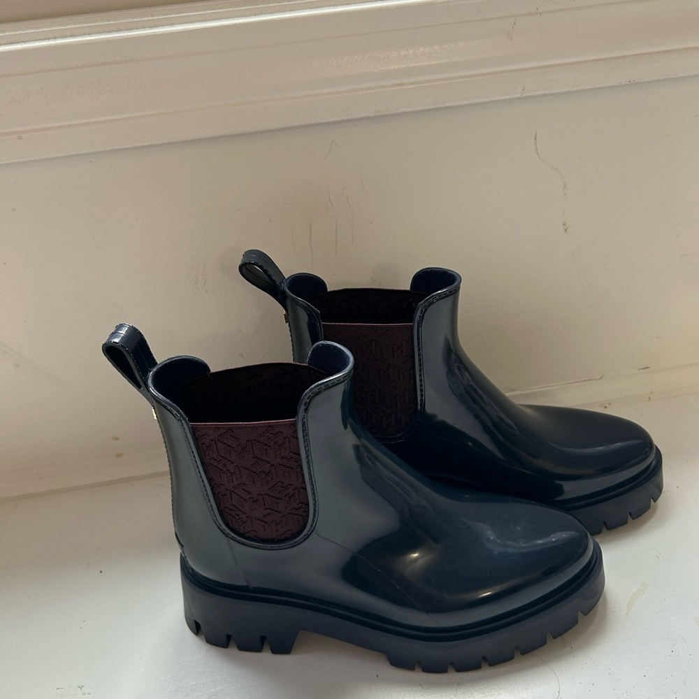 Brand new Tommy Hilfiger
Women's Dipit Lug Sole Chelsea Rain Boots
Size 7